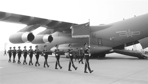 23日,在韩国仁川国际机场,中国人民解放军礼兵准备护送烈士棺椁登上解放军空军专机。新华社发